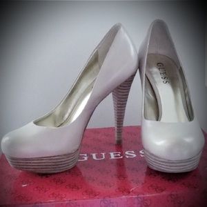 GUESS PUMPS PLATFORMS.